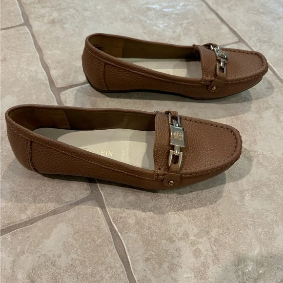 New without tags Anne Klein tan loafers. - Picture 3 of 5